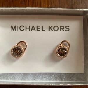 I’m selling these I have never worn them they aren’t my style